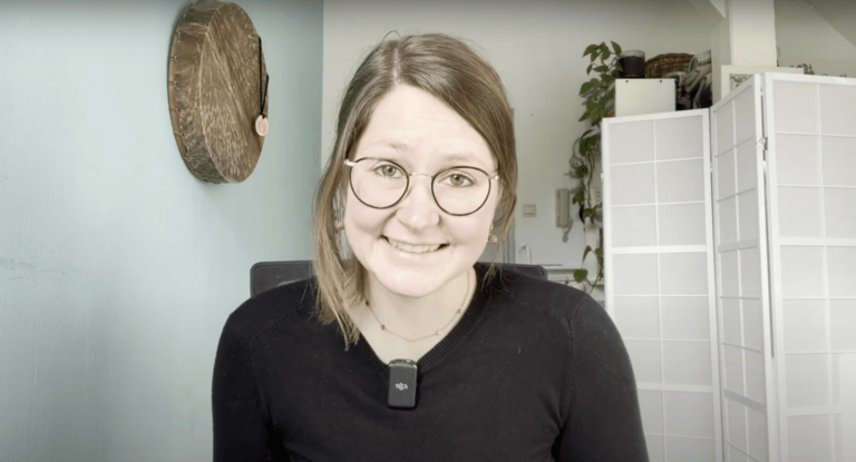 Vrouw blij op foto door vasten